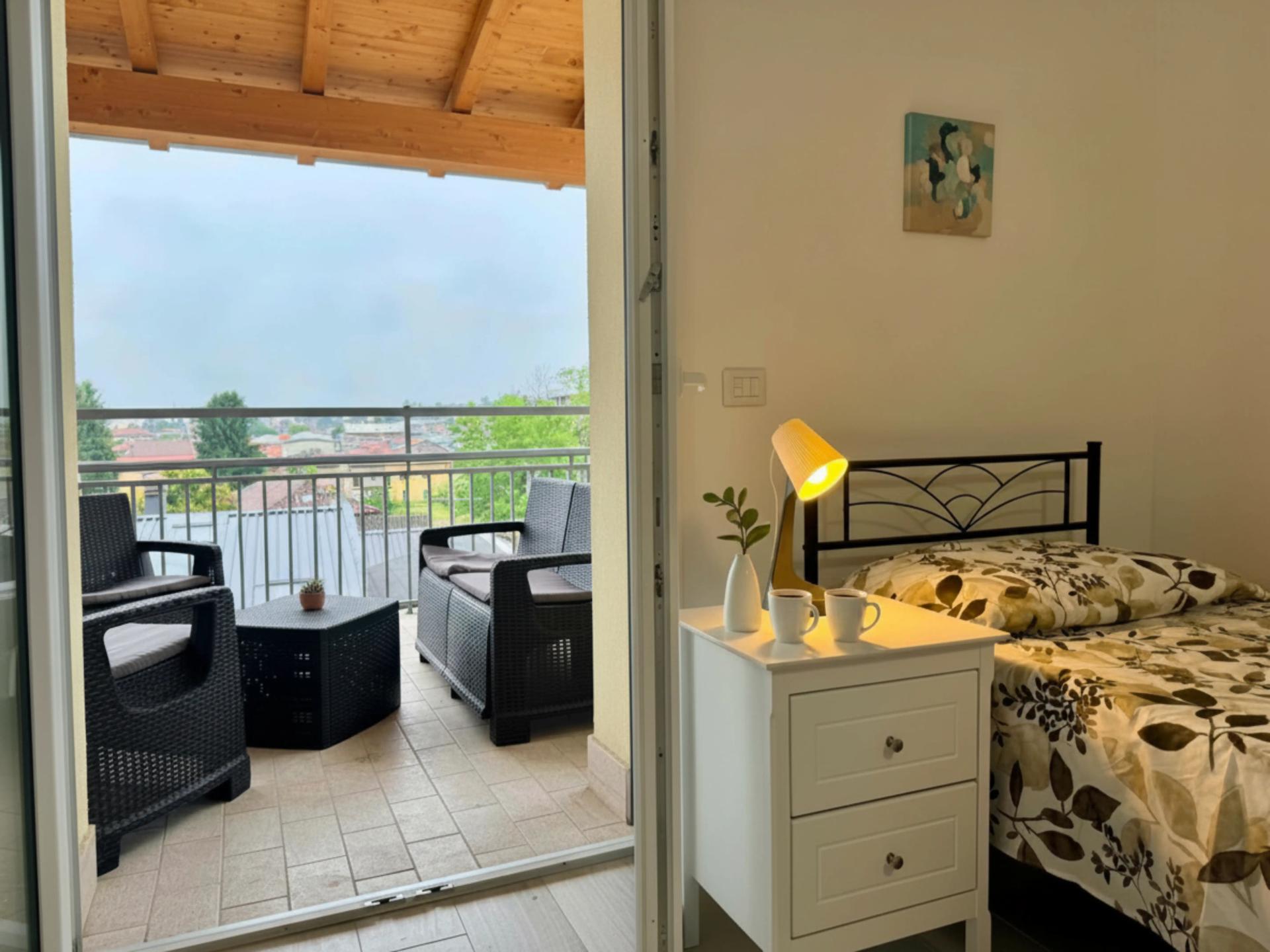 Camera con terrazzo Residence V.G — la porta aperta sul verde