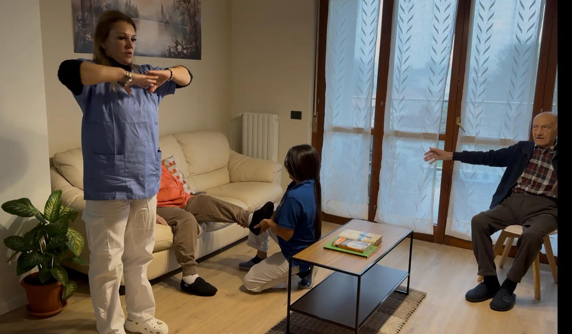 Attività motoria — esercizi guidati dall'operatrice in sala comune