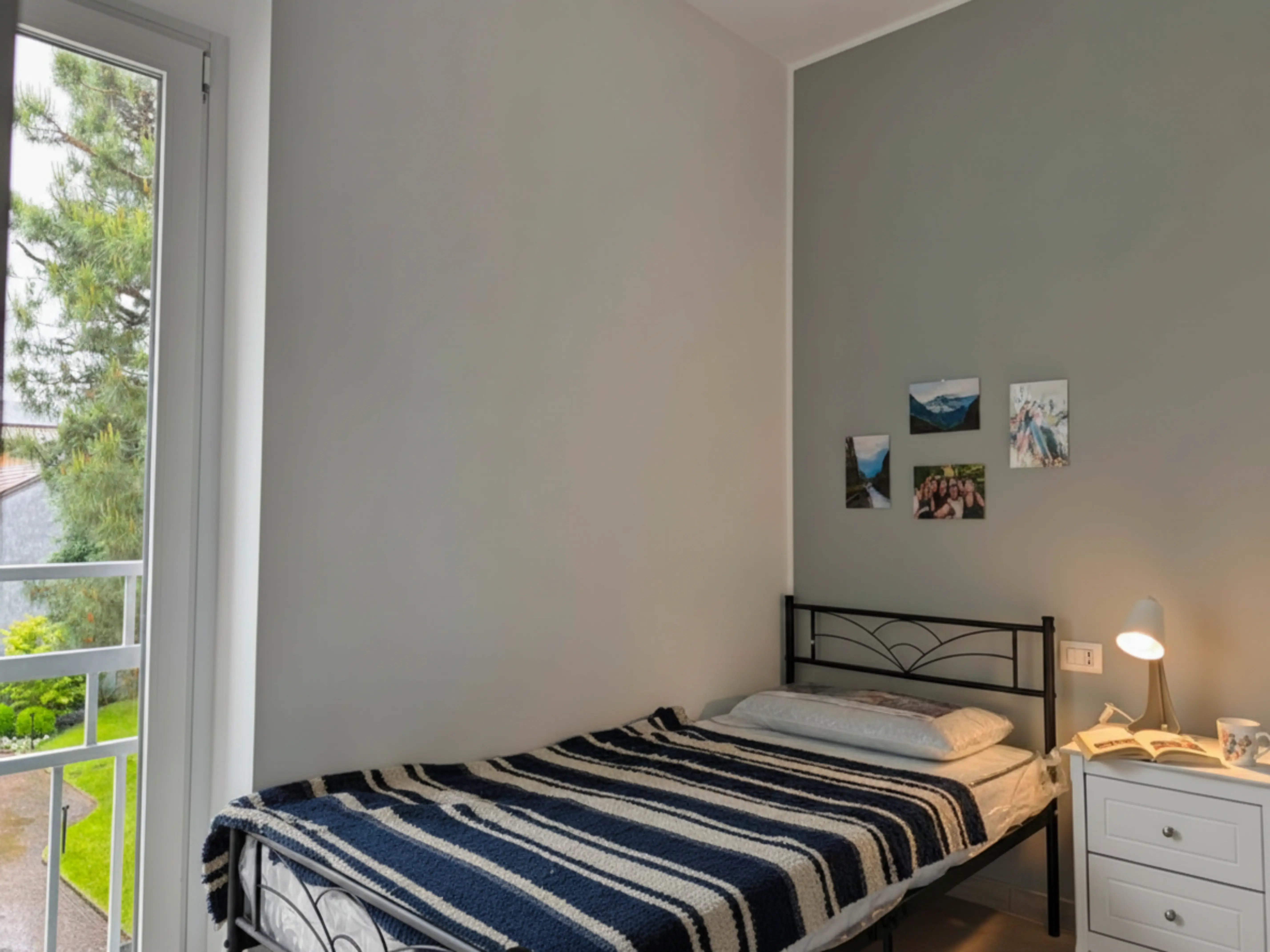 Camera singola — luminosa, con vista sul giardino e tocchi personali