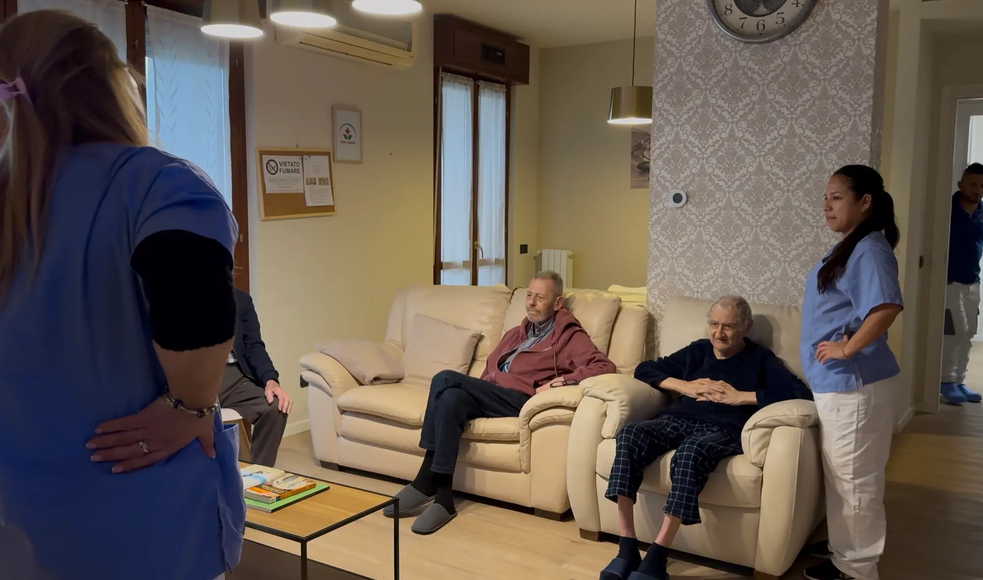 Il pomeriggio insieme — ospiti e staff nella sala comune